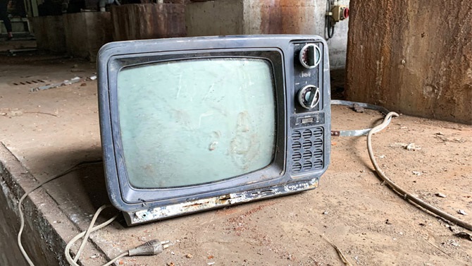 En gammal tv som behöver lagas