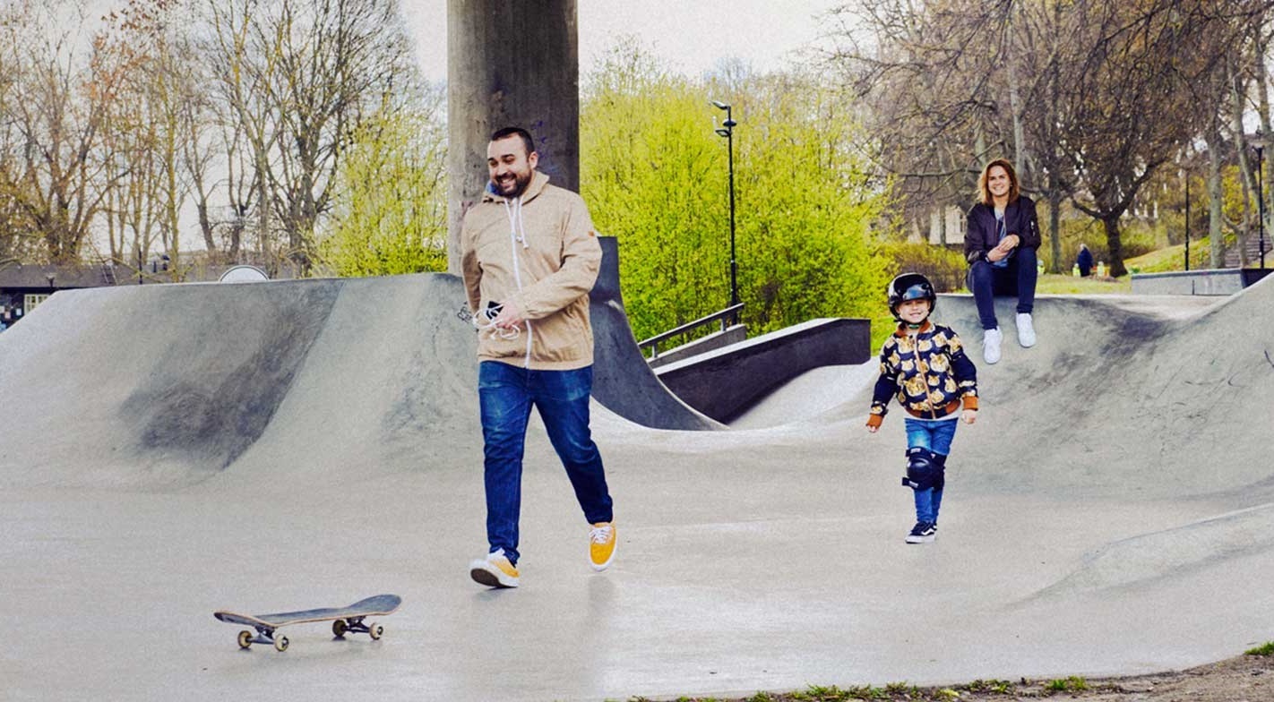 Familj skejtar tillsammans